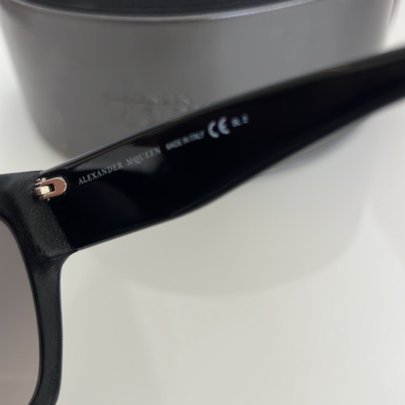 Alexander McQueen sunglasses leather with grey lens - Picture 6 of 8